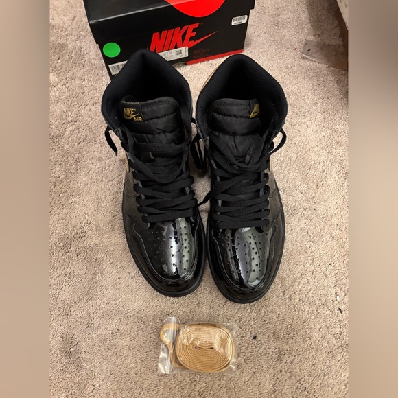 Air Jordan 1 Retro High OG “Black Metallic Gold” - Picture 4 of 8